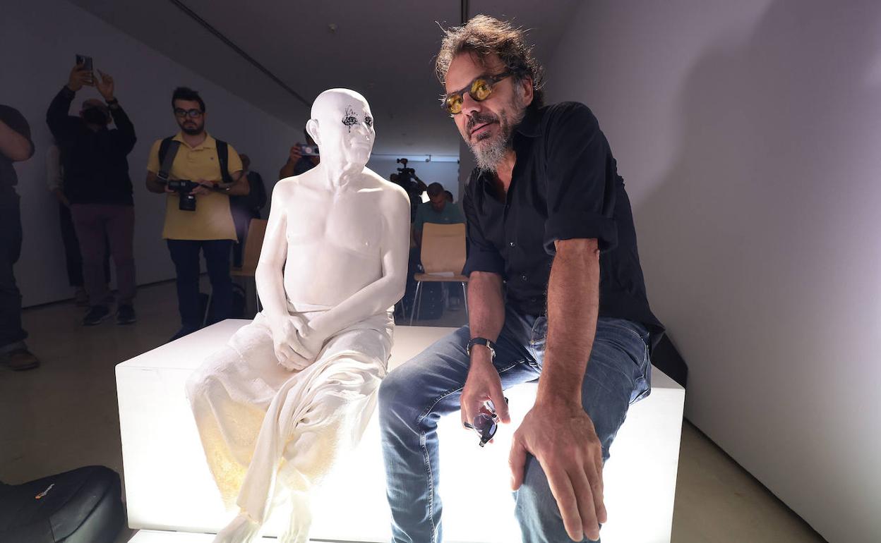 El artista Bernardí Roig, junto a una de las piezas de su expo sobre Picasso en la Casa Natal. 