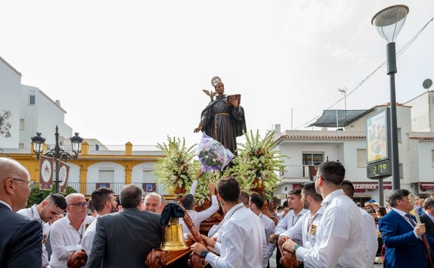 La misa ha terminado con el himno a San Pedro Alcántara. 