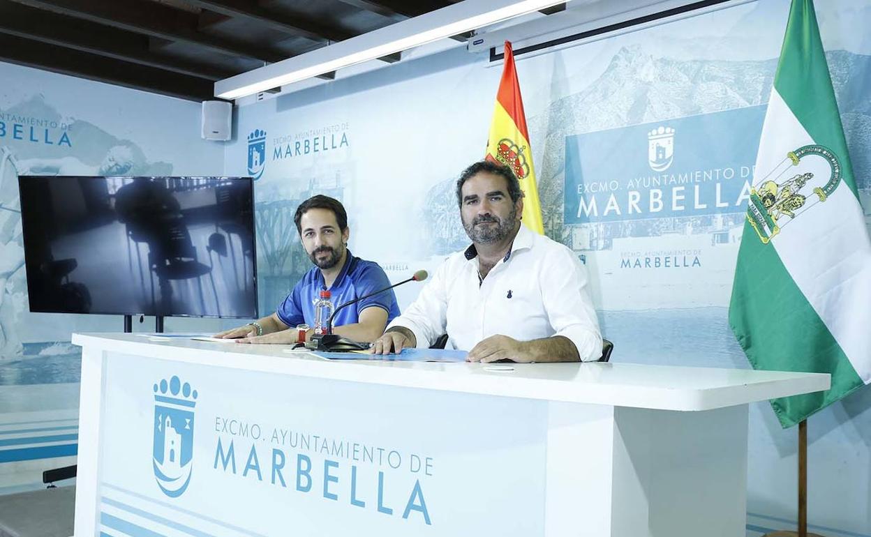 Alejandro Núñez, técnico de la delegación de Deportes, junto al concejal del ramo, Manuel Cardeña. 