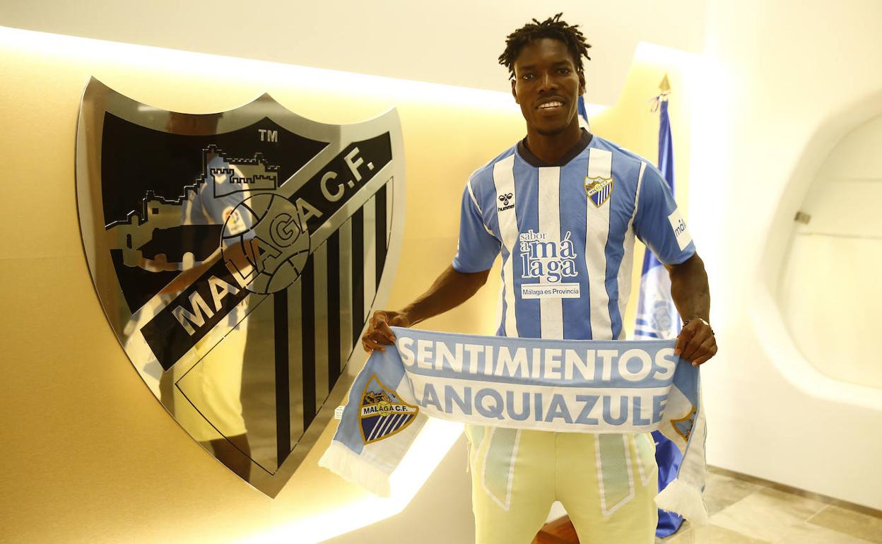 Lumor posa tras la firma de su contrato como nuevo jugador del Málaga.