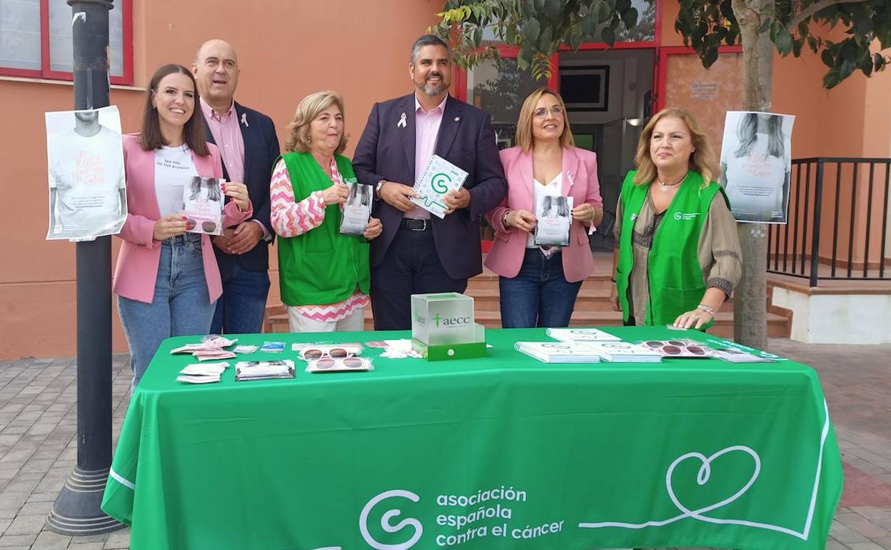 El alcalde, Josele González, y la concejala de Sanidad, Candela León, visitan la mesa de la Asociación Contra el Cáncer de Mama