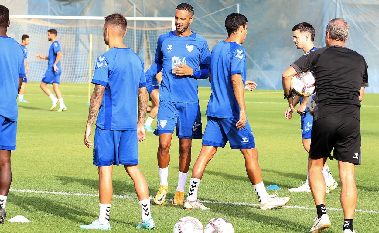 El jugador del Málaga, Jonás Ramalho, en el centro de la imagen junto a otros compañeros de equipo en el entrenamiento de este miércoles en el campo de la Federación.