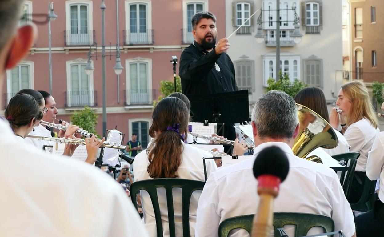 Julián González, dirigiendo a la banda de música Virgen del Rocío. 
