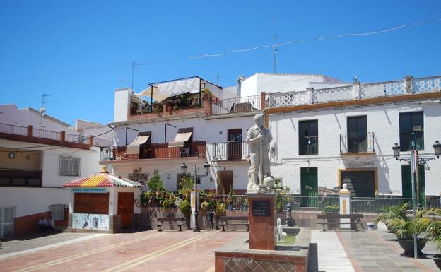 La imagen del 'Manolo' luce en la emblemática plaza del Calvario. 