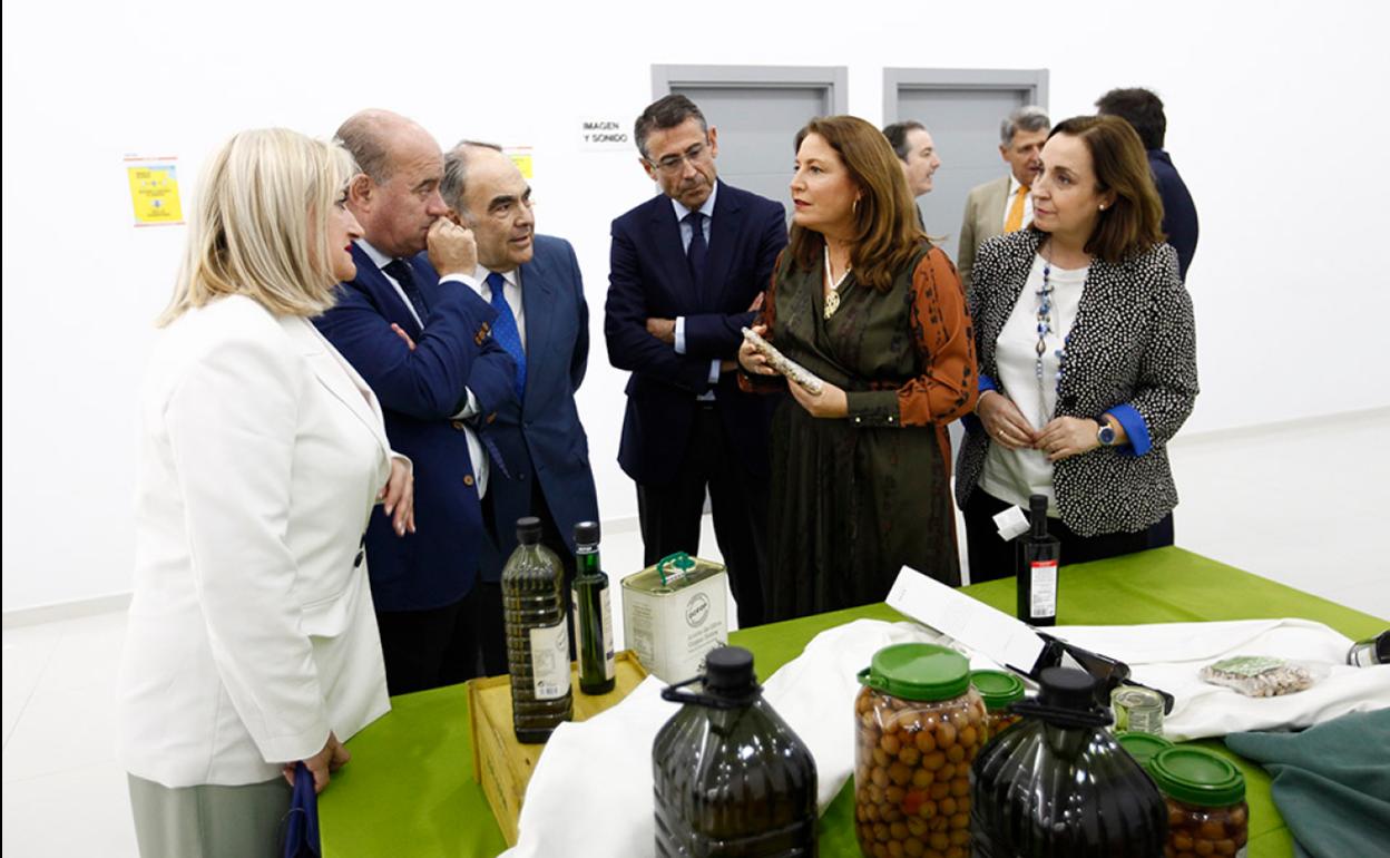 Desde la izquierda: la secretaria general de Agricultura, Consolación Vera, el alcalde de Antequera Manuel Barón, el presidente de DCOOP Antonio Luque, el delegado provincial Fernando Fernández, la consejera Carmen Crespo y la viceconsejera de Justicia Ana Corredera. 