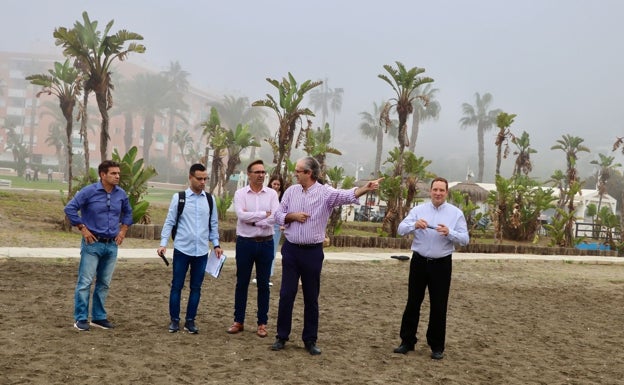 Visita de los técnicos a una de las playas de Rincón de la Victoria. 