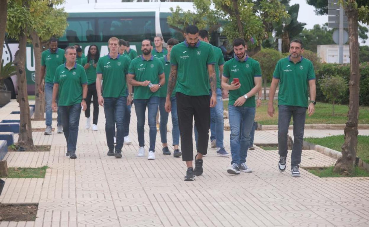 La plantilla del Unicaja al completo acudió al funeral de Martín Urbano. 