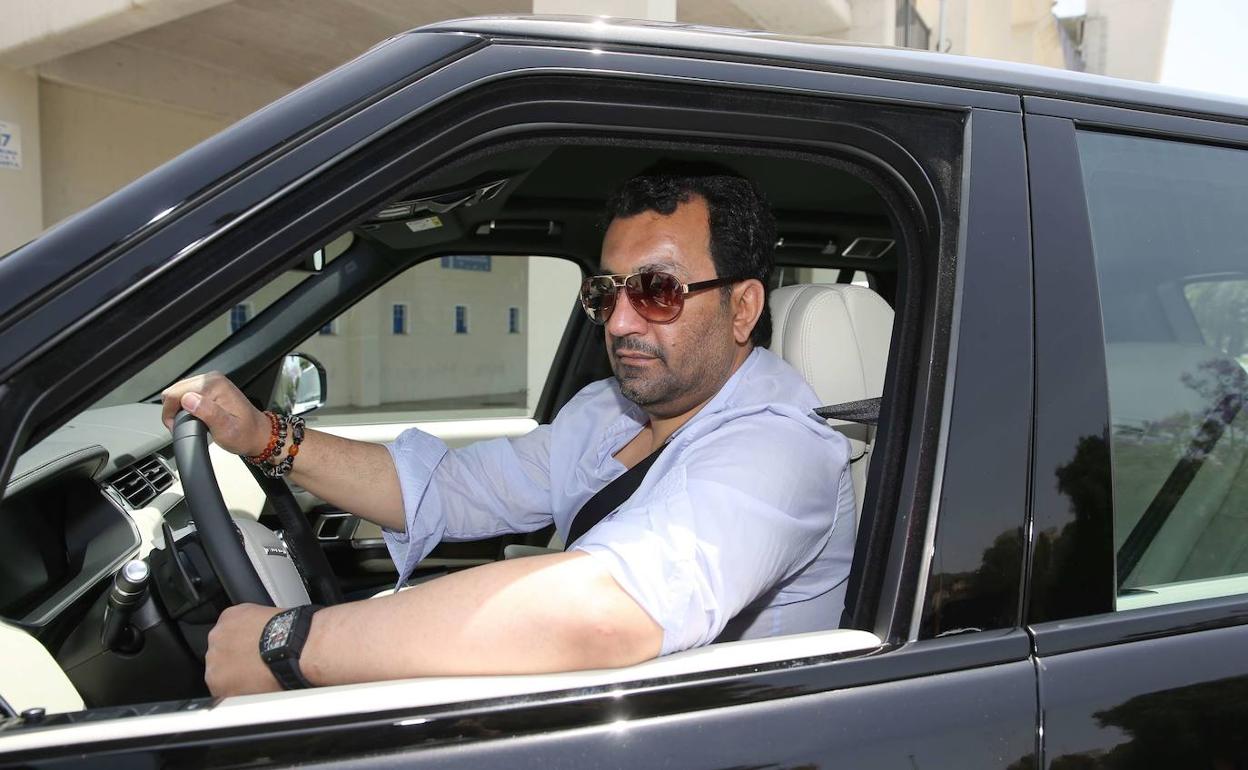 El jeque Al-Thani conduce su vehículo a las puertas de La Rosaleda en una de visitas. 