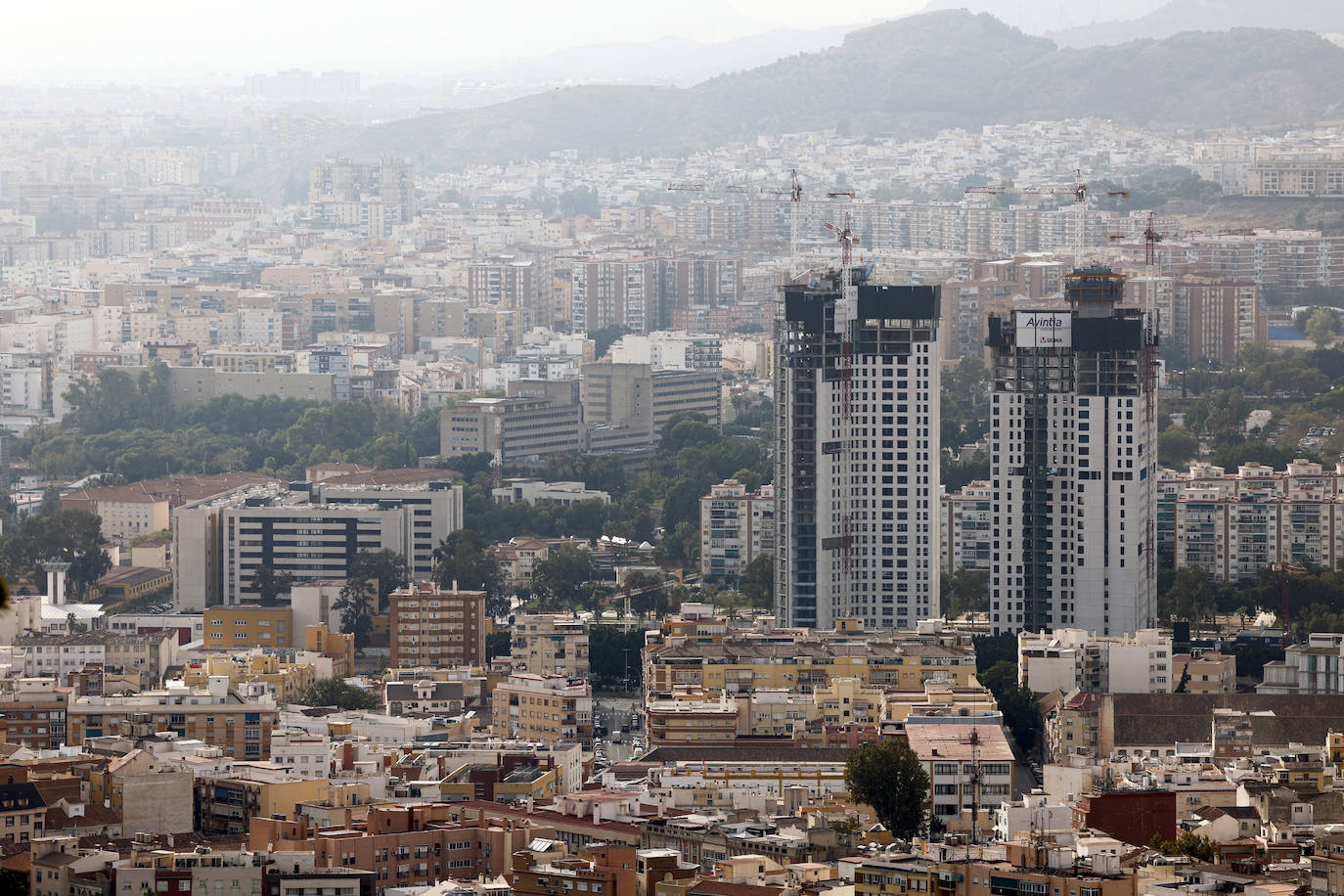 La obra de una de las dos grandes torres de Málaga llega a su fin.