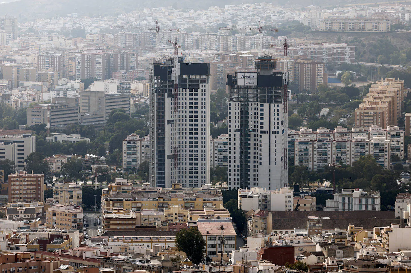 La obra de una de las dos grandes torres de Málaga llega a su fin.