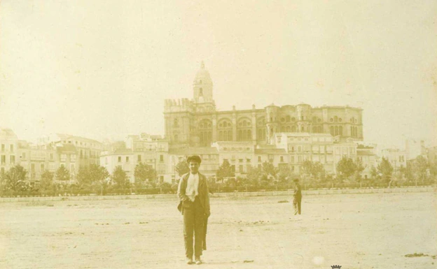 Un joven, en 1880, en la zona de los terrenos ganados al mar, con la Catedral de fondo