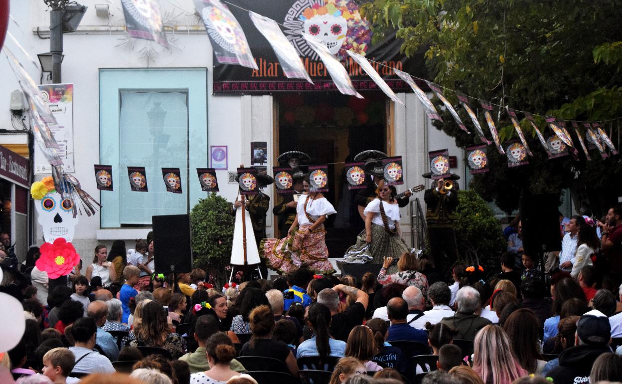 Benalmádena homenajea a México con un desfile de catrinas y calaveras por el día de los muertos