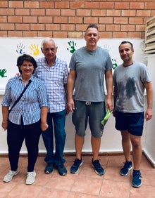 Imagen secundaria 2 - Vecinos de todas las edades decorando las paredes del patio del edificio Eduardo Ocón. 