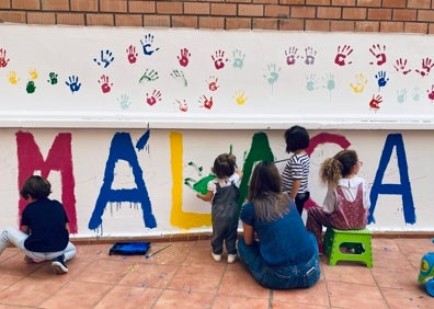 Imagen secundaria 1 - Vecinos de todas las edades decorando las paredes del patio del edificio Eduardo Ocón. 