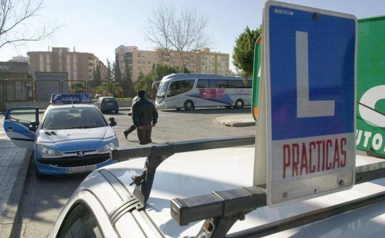 Localizada una autoescuela «ilegal» que daba prácticas en un coche sin permiso ni seguro en Sevilla