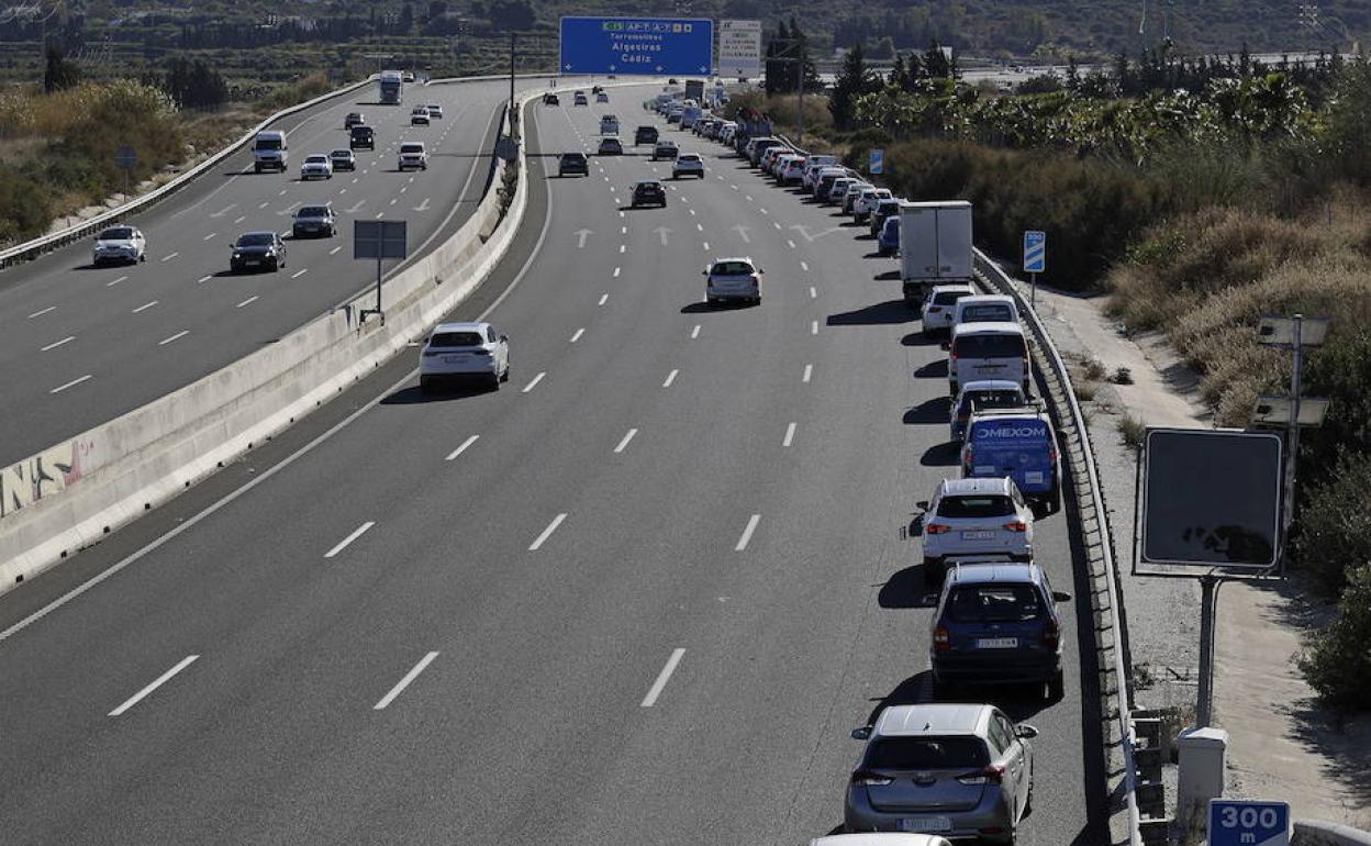 Caravana en la salida de la Hiperronda hacia Alhaurín de la Torre. 