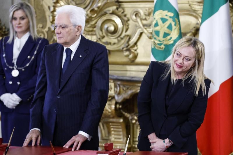 Georgia Meloni dirige una mirada divertida a su equipo de gobierno tras jurar el cargo como primera ministra ante el presidente Sergio Mattarella