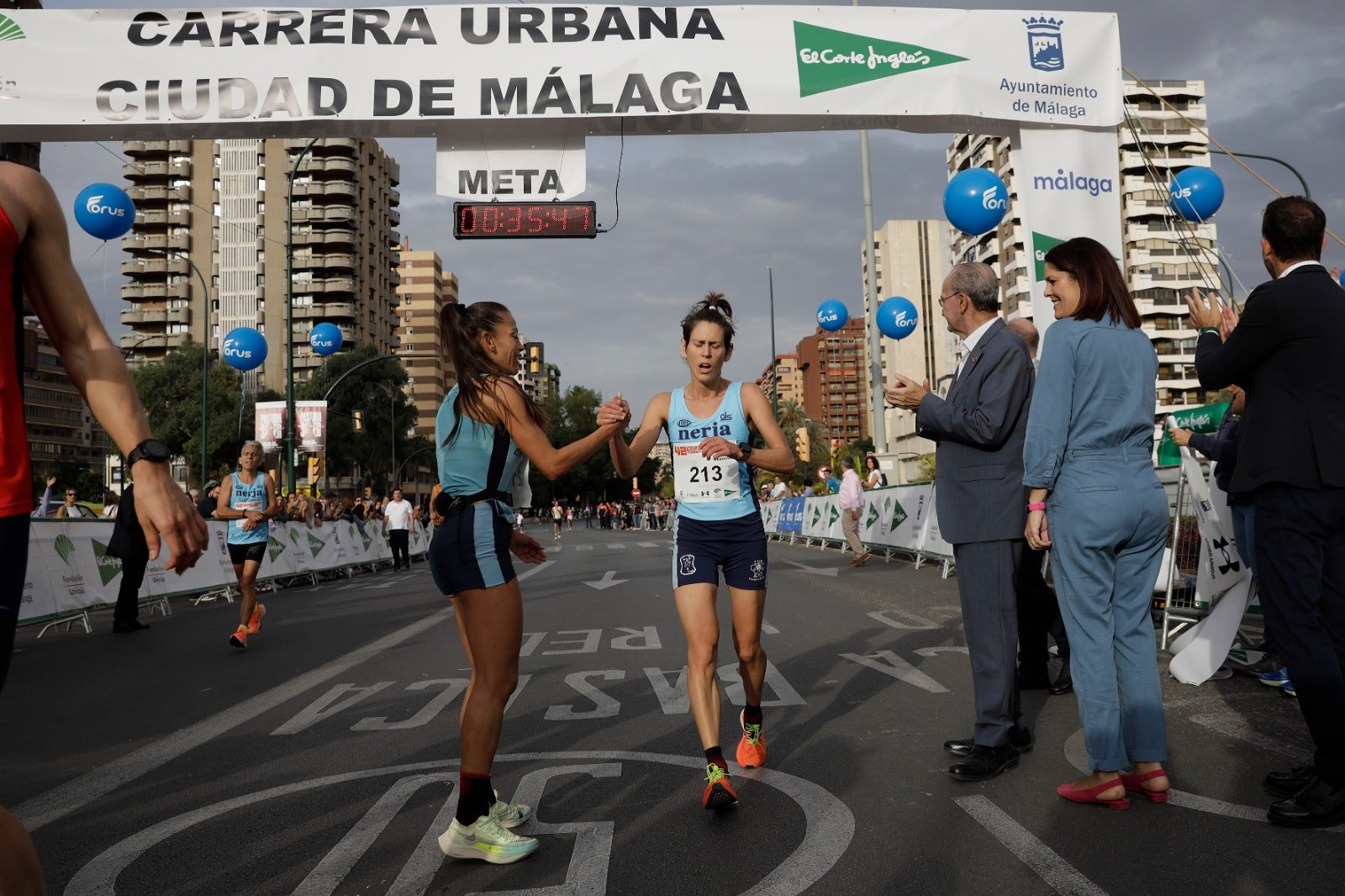 Casi 11.000 atletas participan este domingo en esta prueba que discurre por la capital malagueña.