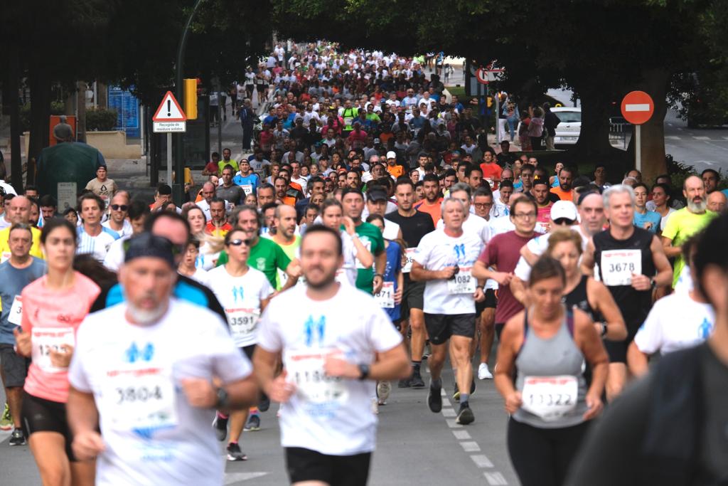 Casi 11.000 atletas participan este domingo en esta prueba que discurre por la capital malagueña.