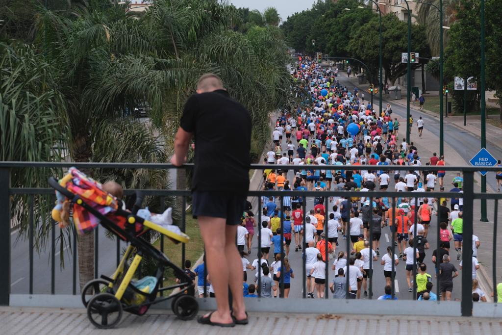 Casi 11.000 atletas participan este domingo en esta prueba que discurre por la capital malagueña.