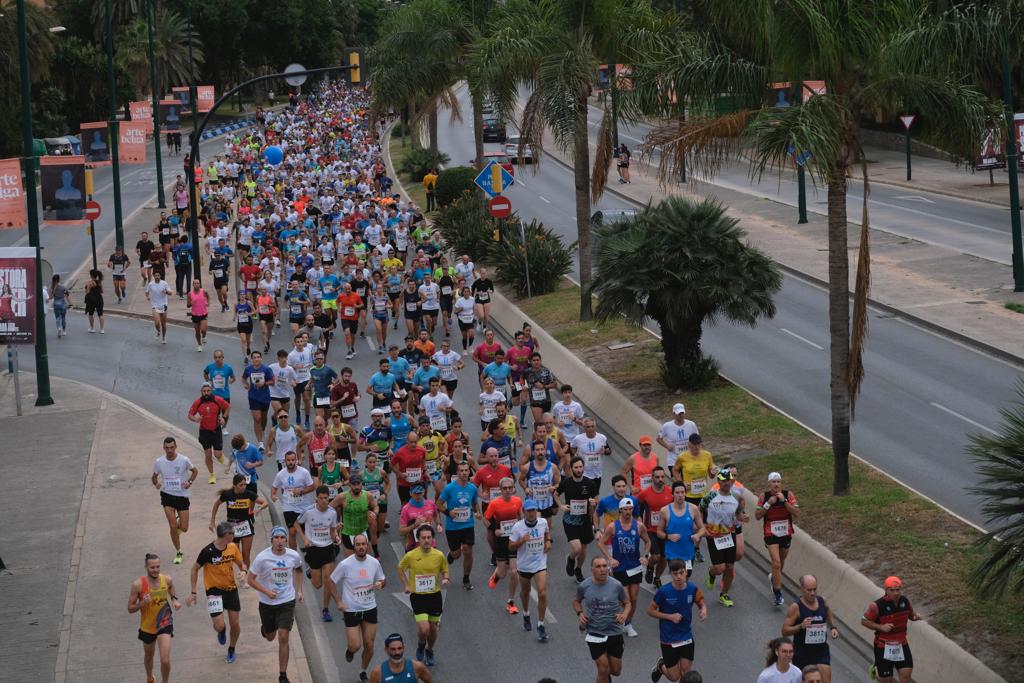 Casi 11.000 atletas participan este domingo en esta prueba que discurre por la capital malagueña.