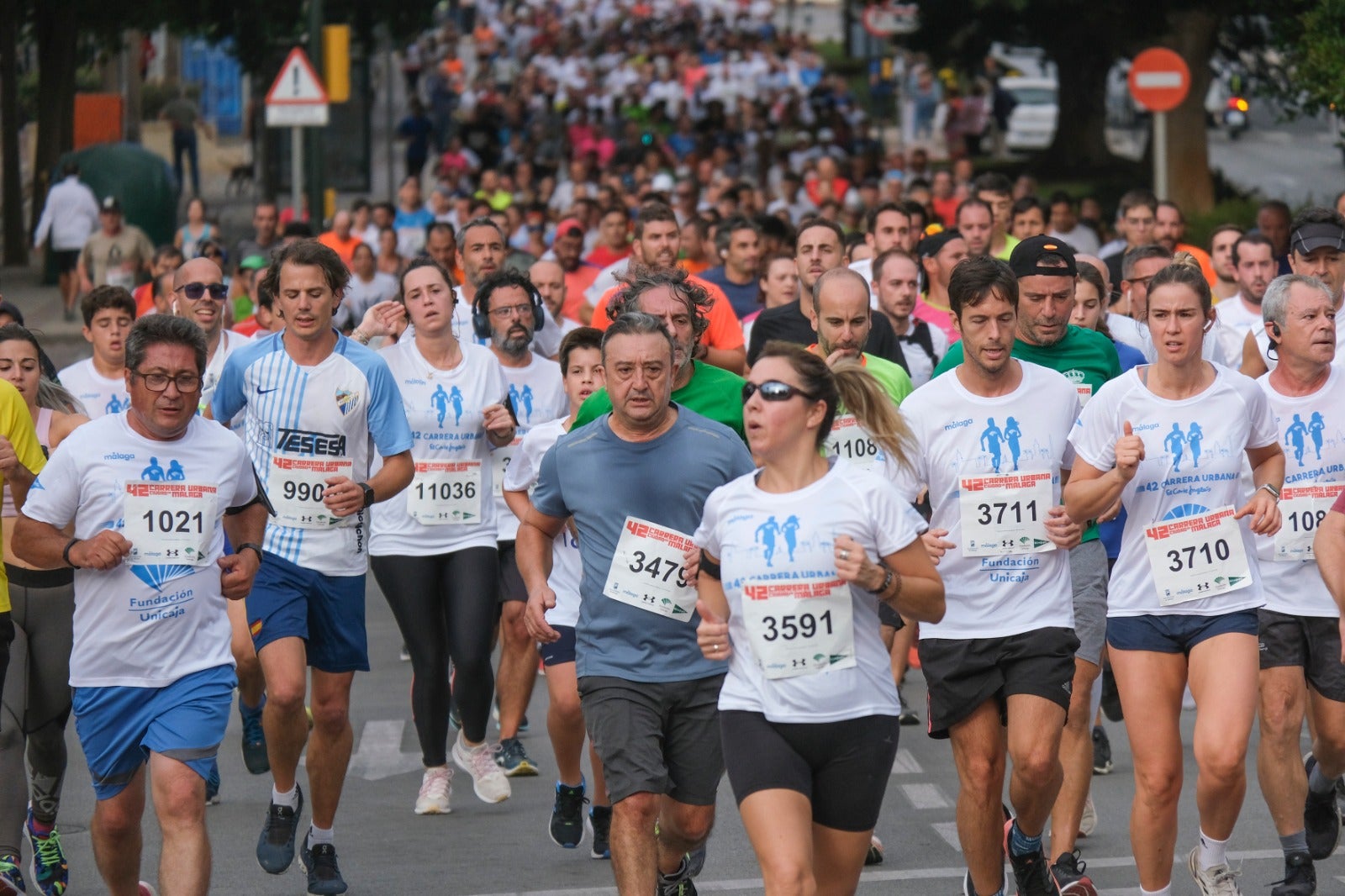 Casi 11.000 atletas participan este domingo en esta prueba que discurre por la capital malagueña.