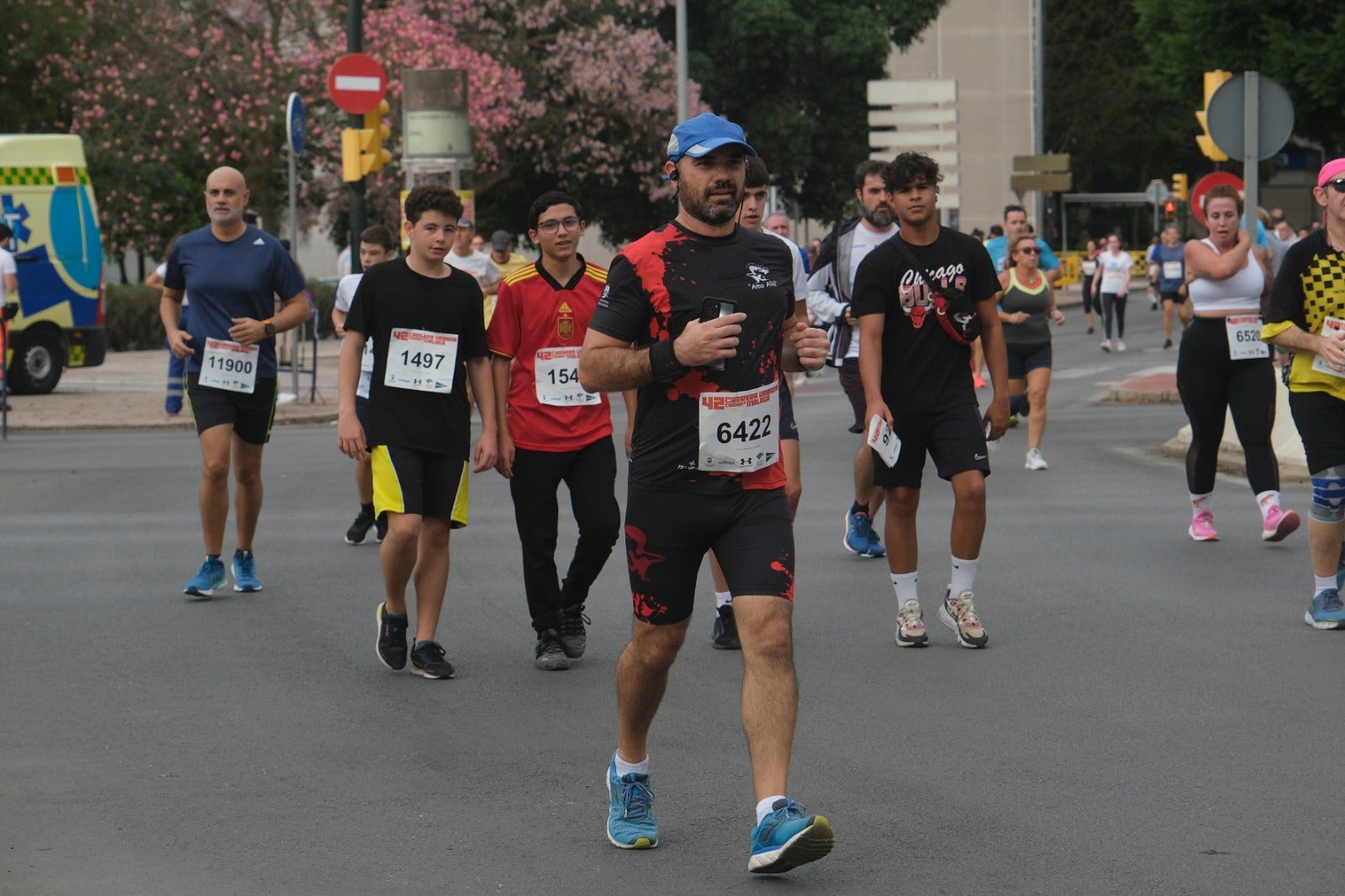 Casi 11.000 atletas participan este domingo en esta prueba que discurre por la capital malagueña.