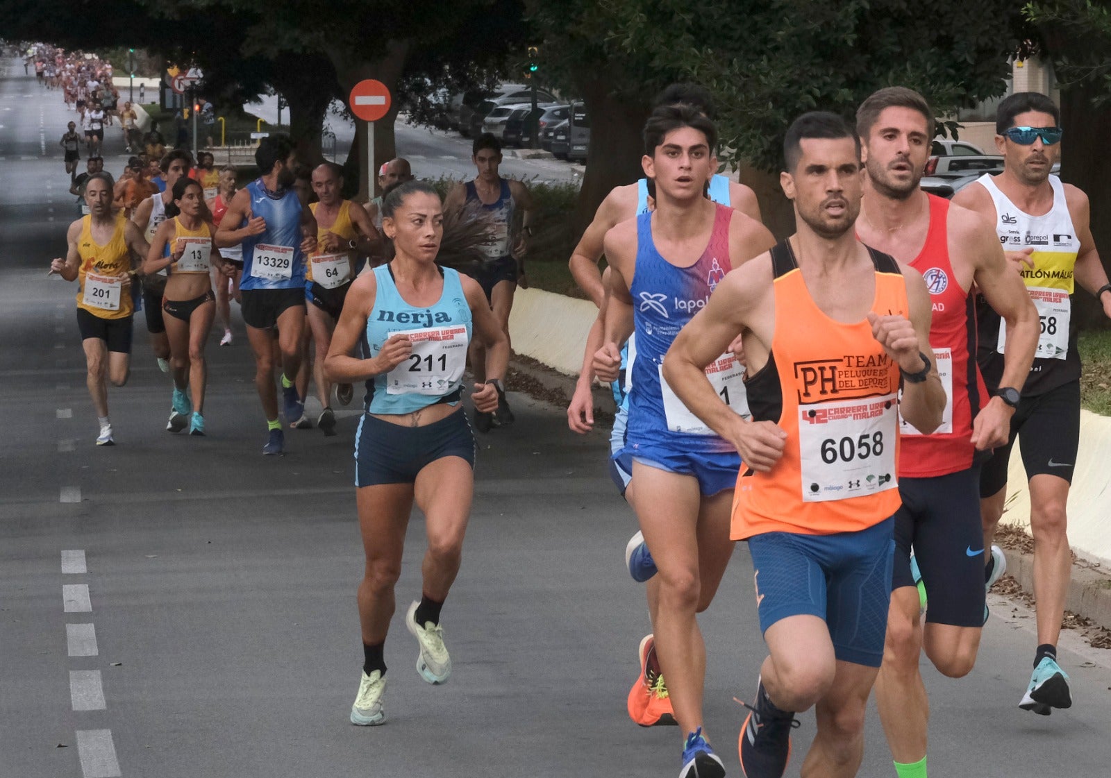 Casi 11.000 atletas participan este domingo en esta prueba que discurre por la capital malagueña.