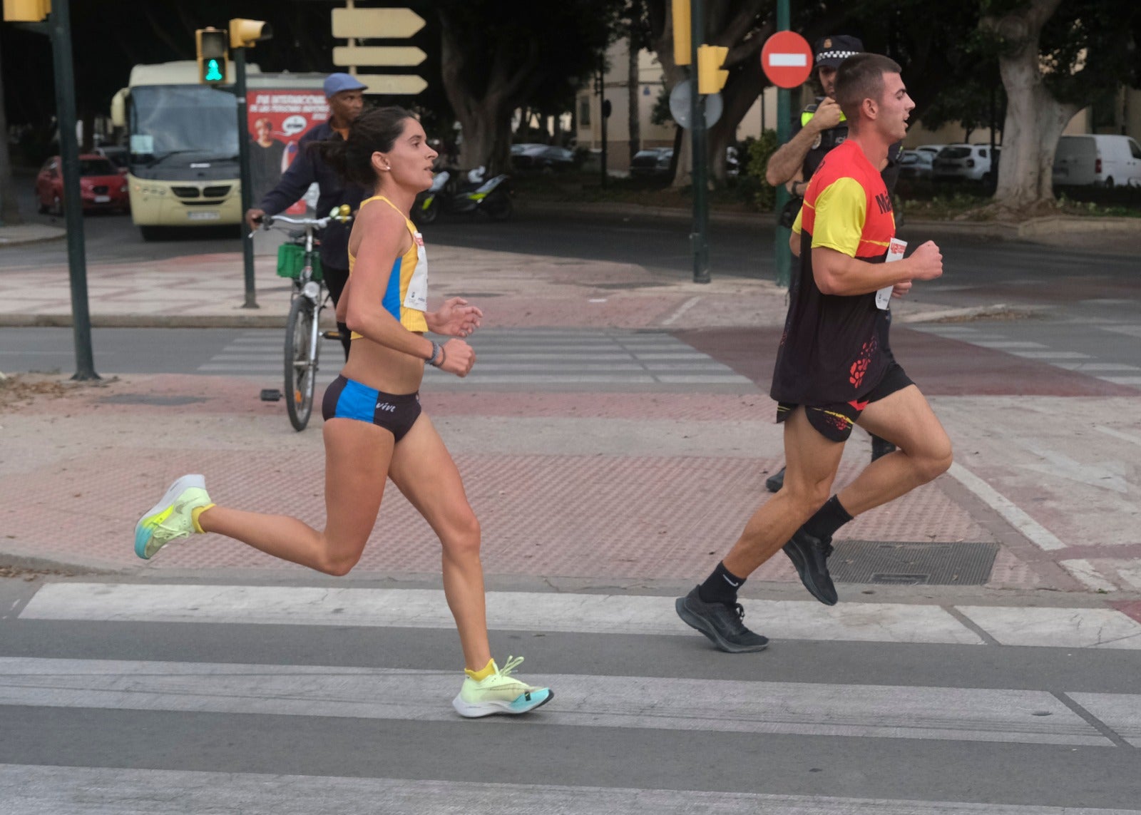 Casi 11.000 atletas participan este domingo en esta prueba que discurre por la capital malagueña.