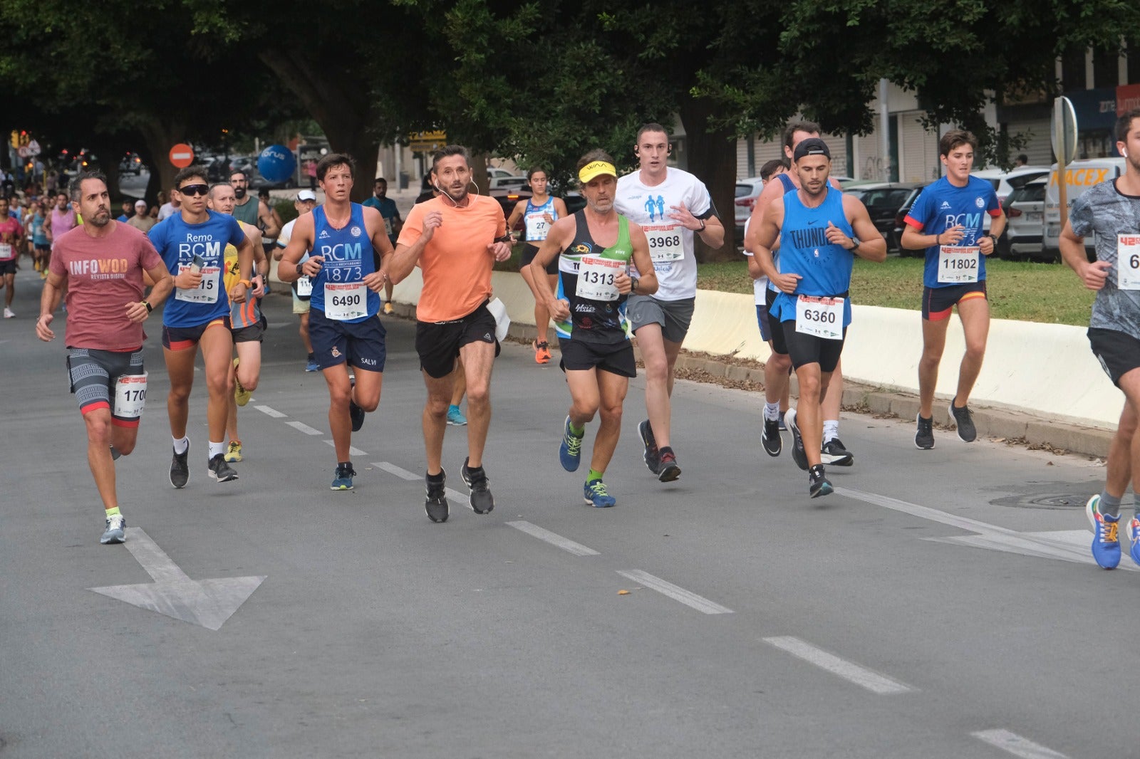 Casi 11.000 atletas participan este domingo en esta prueba que discurre por la capital malagueña.