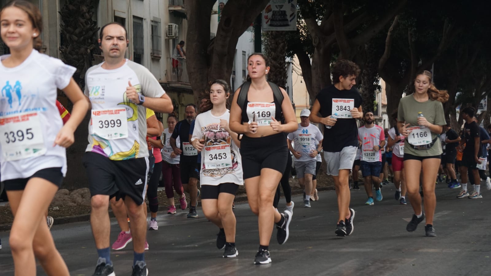 Casi 11.000 atletas participan este domingo en esta prueba que discurre por la capital malagueña.