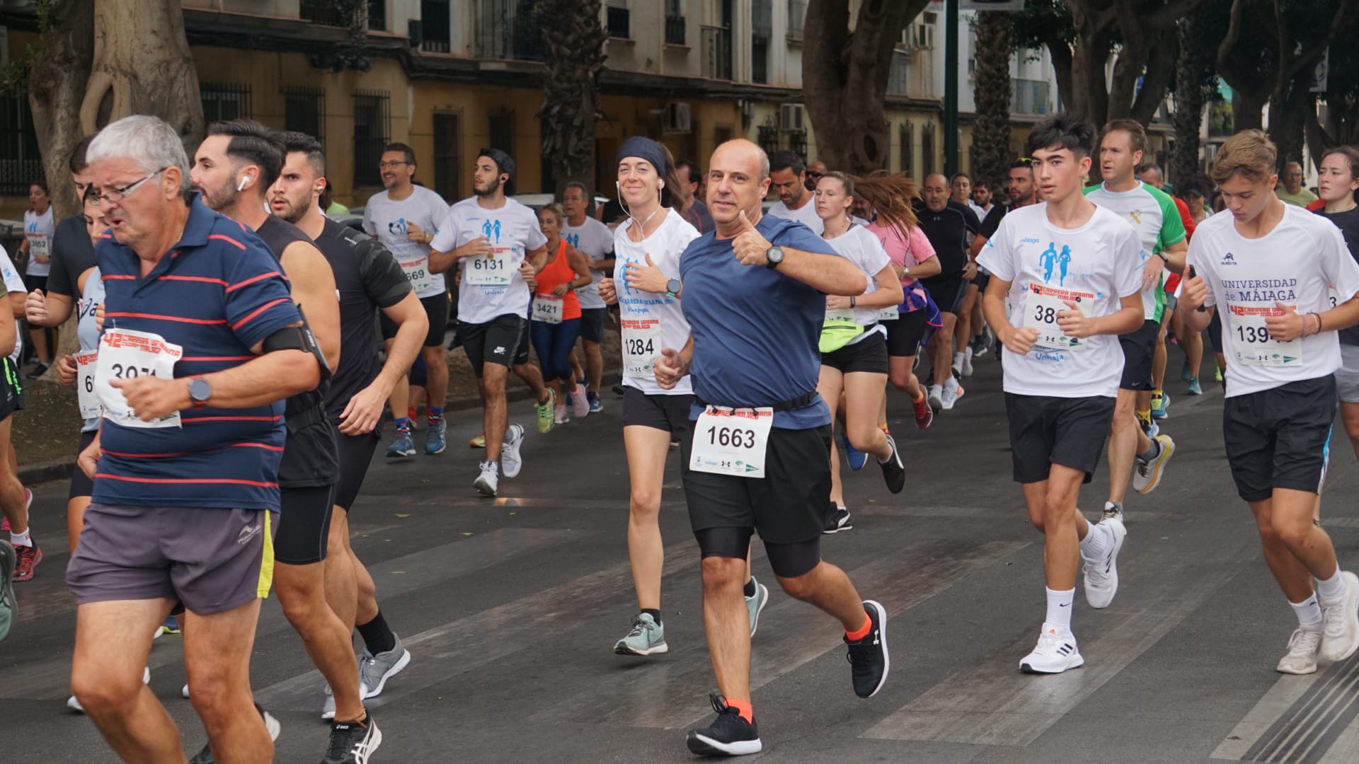 Casi 11.000 atletas participan este domingo en esta prueba que discurre por la capital malagueña.