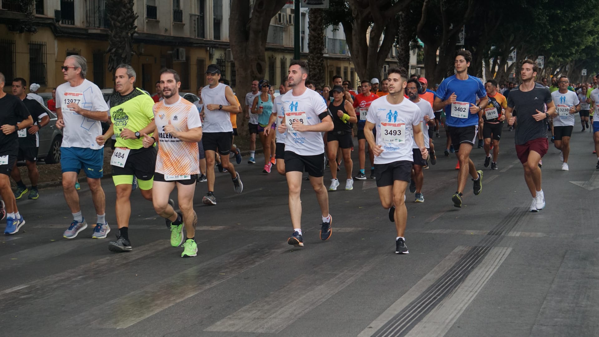 Casi 11.000 atletas participan este domingo en esta prueba que discurre por la capital malagueña.