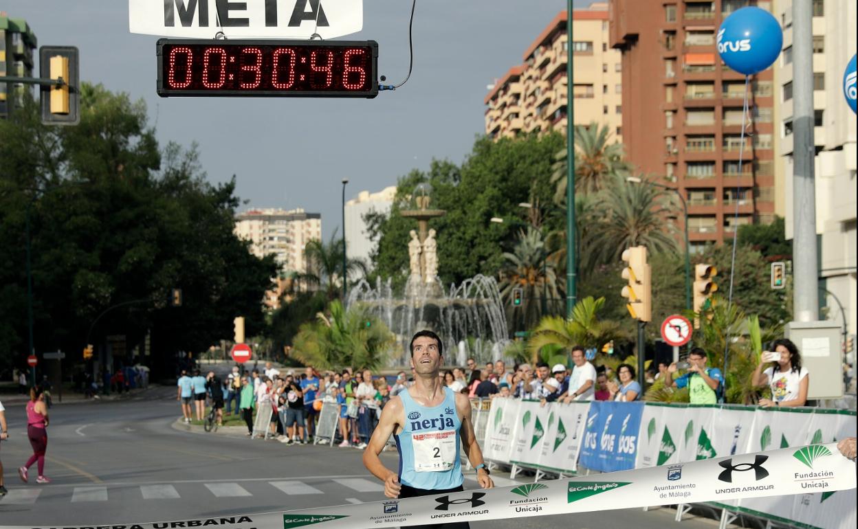 Cristóbal Valenzuela, a su llegada a la meta para ganar su primera Carrera Urbana Ciudad de Málaga. 
