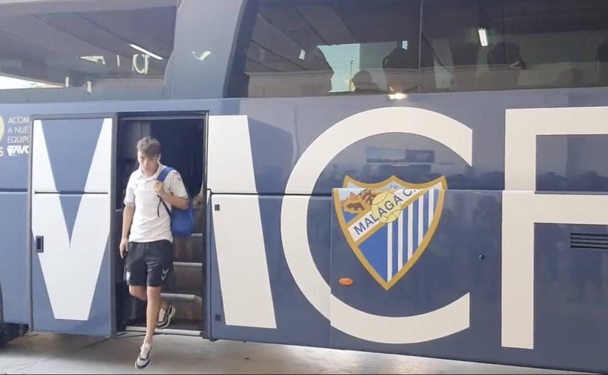 El jugador del Málaga, Febas, se baja del autobús del equipo en la llegada a un partido de esta temporada.