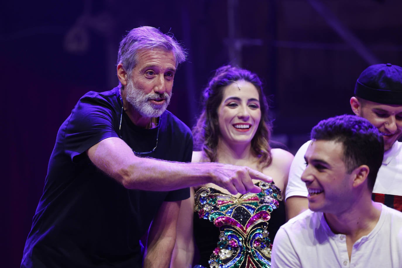 Antonio Banderas y Emilio Aragón han presentado este lunes la versión actualizada de 'Godspell' que estrenarán en el Teatro del Soho Caixabank el próximo 3 de noviembre. El malagueño se ha referido a la comedia musical como una obra que trata «principios universales que no pertenecen solo a una religión, sino a muchísimas religiones y a una forma de pensar que va más allá de las creencias».