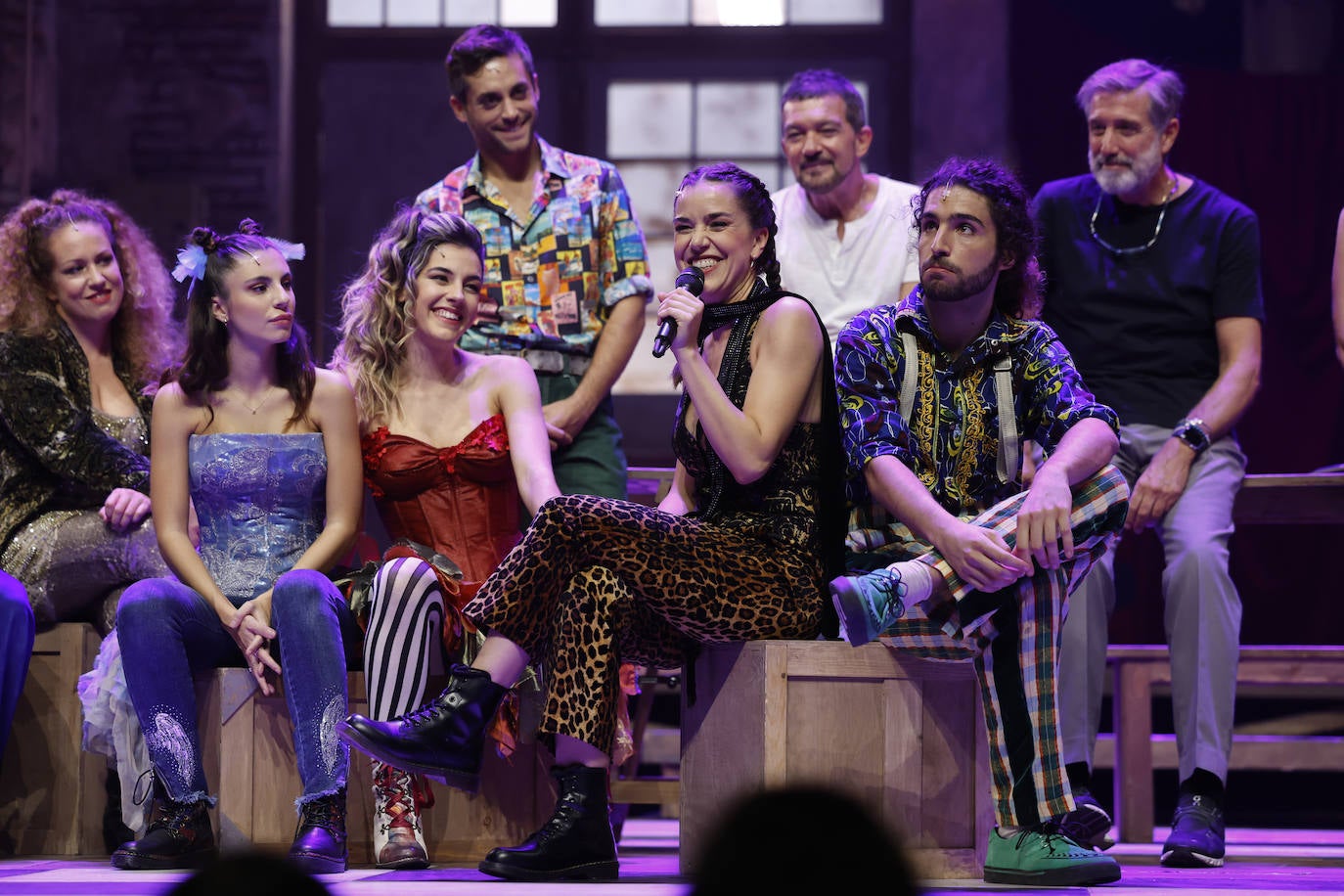 Antonio Banderas y Emilio Aragón han presentado este lunes la versión actualizada de 'Godspell' que estrenarán en el Teatro del Soho Caixabank el próximo 3 de noviembre. El malagueño se ha referido a la comedia musical como una obra que trata «principios universales que no pertenecen solo a una religión, sino a muchísimas religiones y a una forma de pensar que va más allá de las creencias».