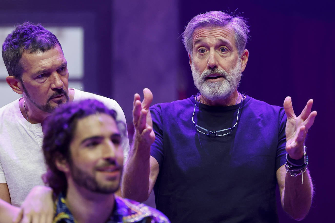 Antonio Banderas y Emilio Aragón han presentado este lunes la versión actualizada de 'Godspell' que estrenarán en el Teatro del Soho Caixabank el próximo 3 de noviembre. El malagueño se ha referido a la comedia musical como una obra que trata «principios universales que no pertenecen solo a una religión, sino a muchísimas religiones y a una forma de pensar que va más allá de las creencias».