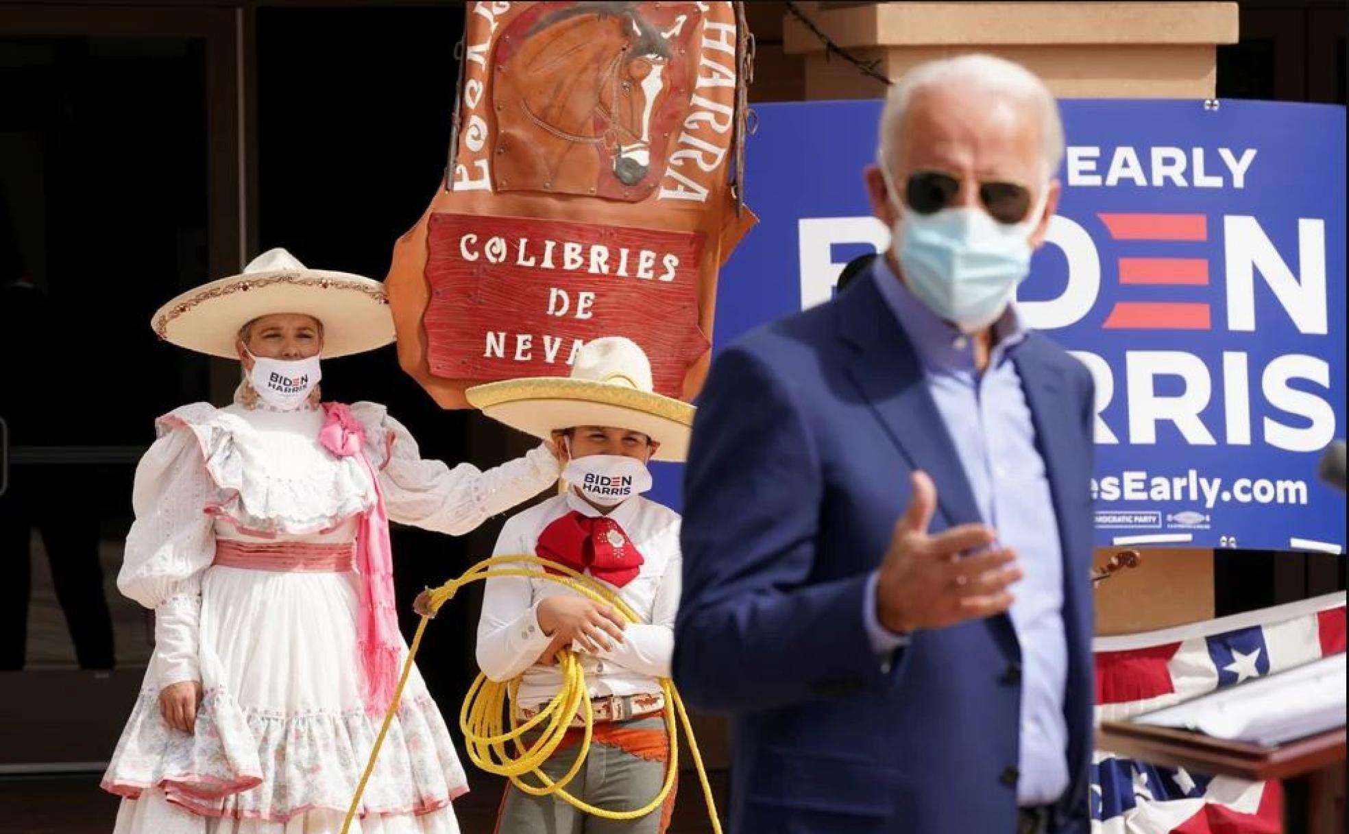 Artistas mariachis escuchan a Joe Biden durante la campaña electoral de 2020 en Las Vegas.