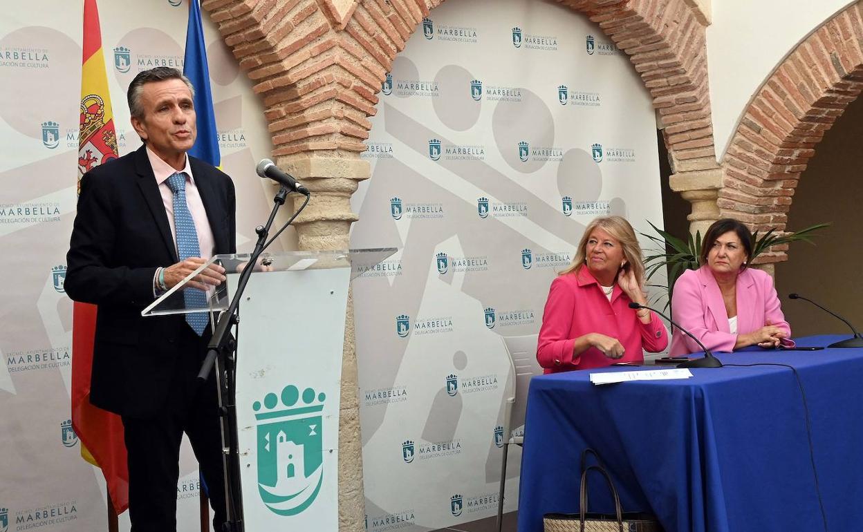 El director de la UNED, Luis Grao, en su intervención ante la alcaldesa, Ángeles Muñoz, y la directora general de Educación, Carmen Díaz. 