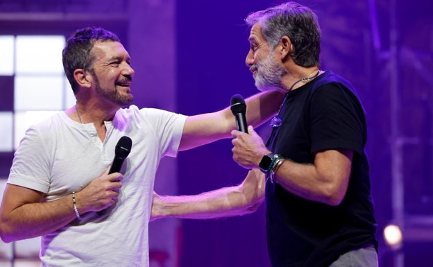 Antonio Banderas y Emilio Aragón, coproductor y director del musical 'Godspell', respectivamente, en la presentación en el Teatro del Soho Caixabank.