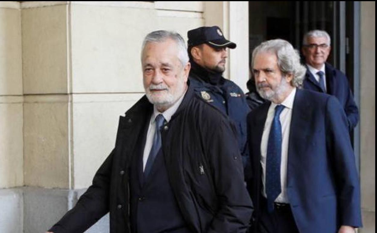 José Antonio Griñán a las puertas de la Audiencia de Sevilla. 