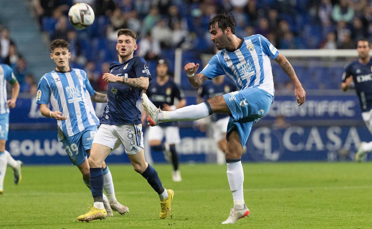 Escassi despeja en una acción defensiva en el partido. 