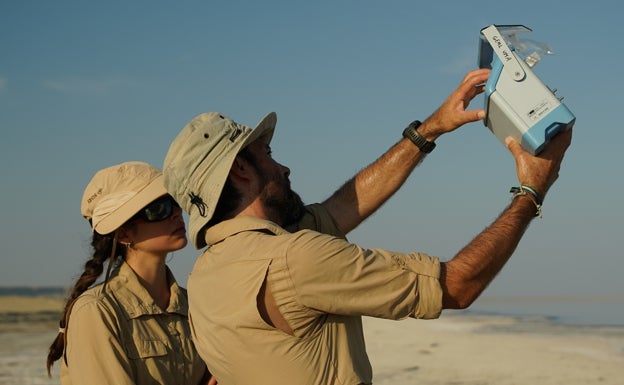 Los dos investigadores de la UMA midiendo la concentración de CO2 atmosférico a orillas del Gran Aral. 