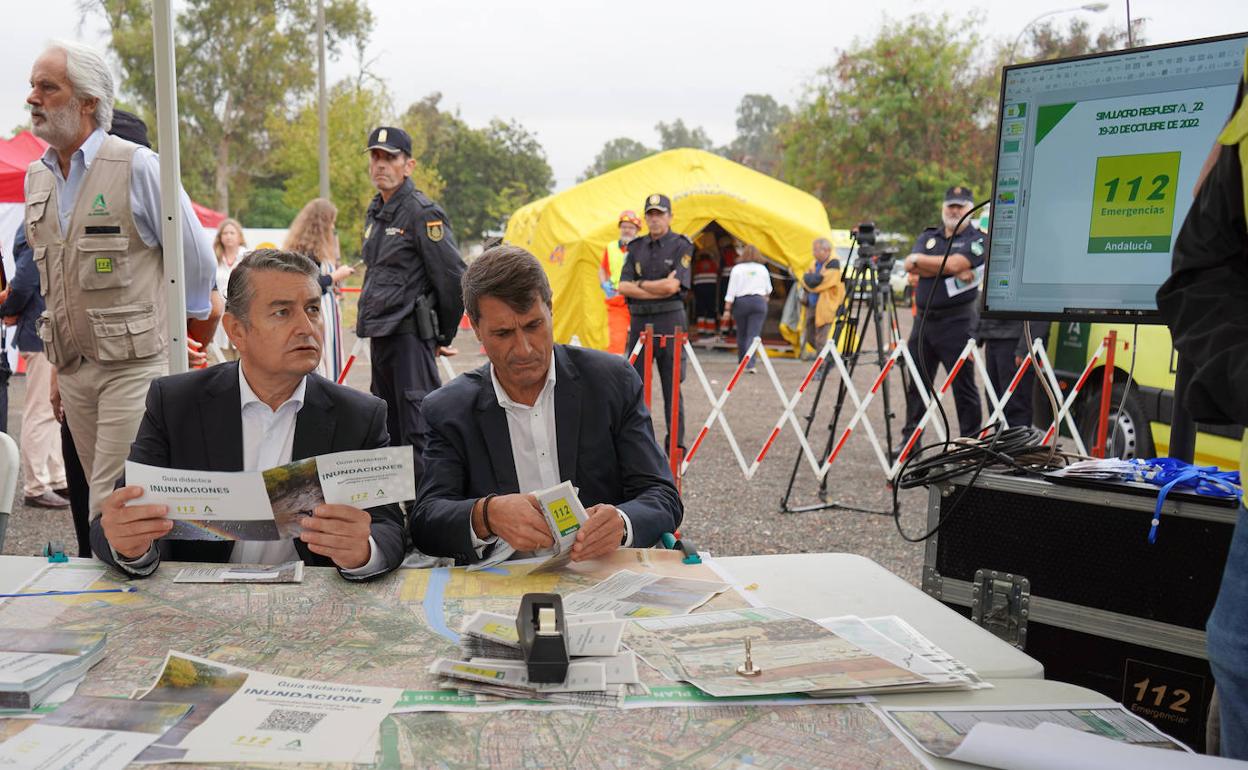 Pedro Fernández, la pasada semana en un simulacro de inundación con el consejero de Presidencia de la Junta, Antonio Sanz. 