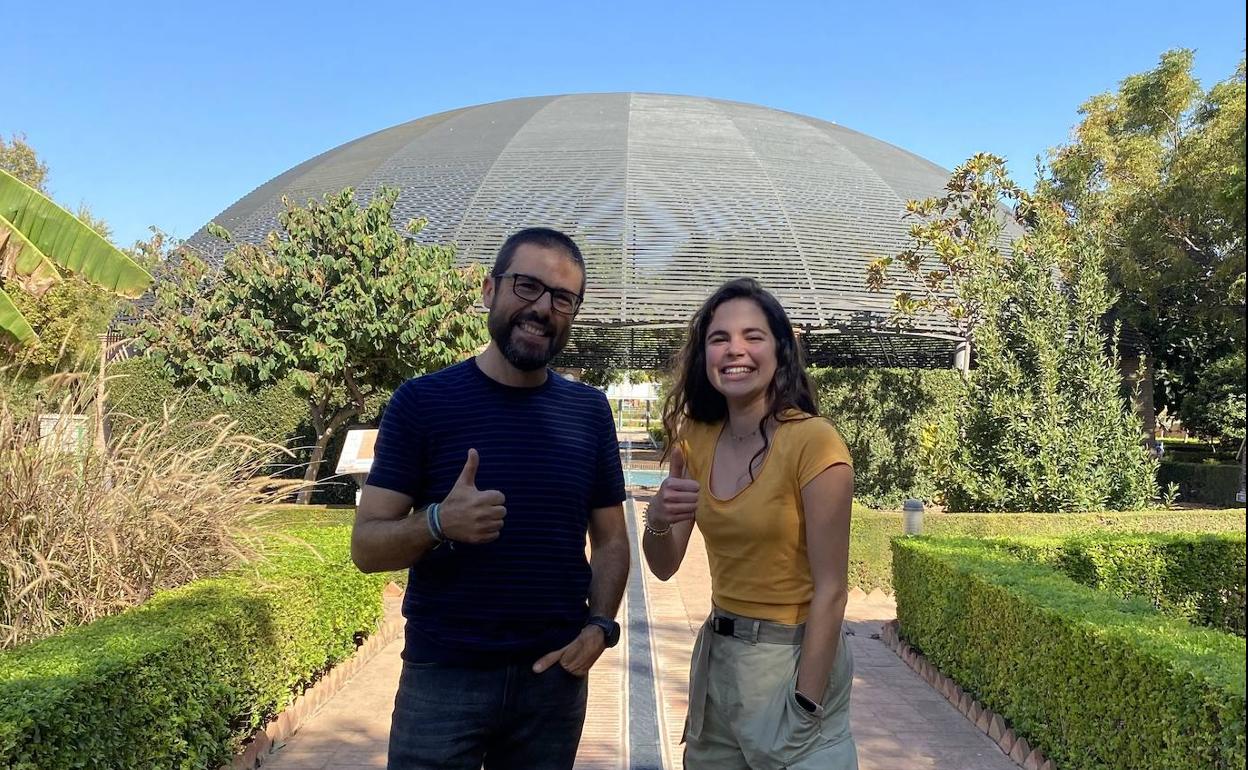 Enrique Moreno-Ostos y Sofía Rodríguez-Gómez, en el Jardín Botánico de la UMA. 