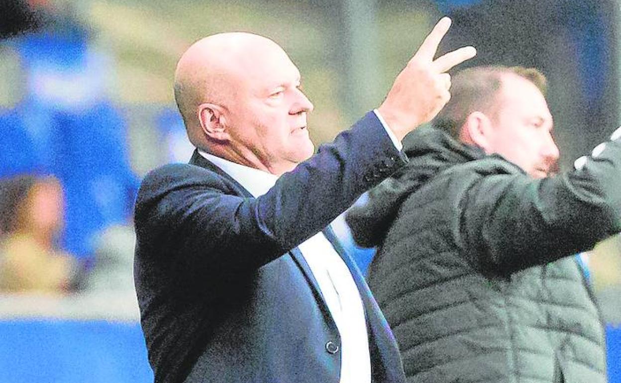 Pepe Mel dirige a sus hombres en el partido de Oviedo. 