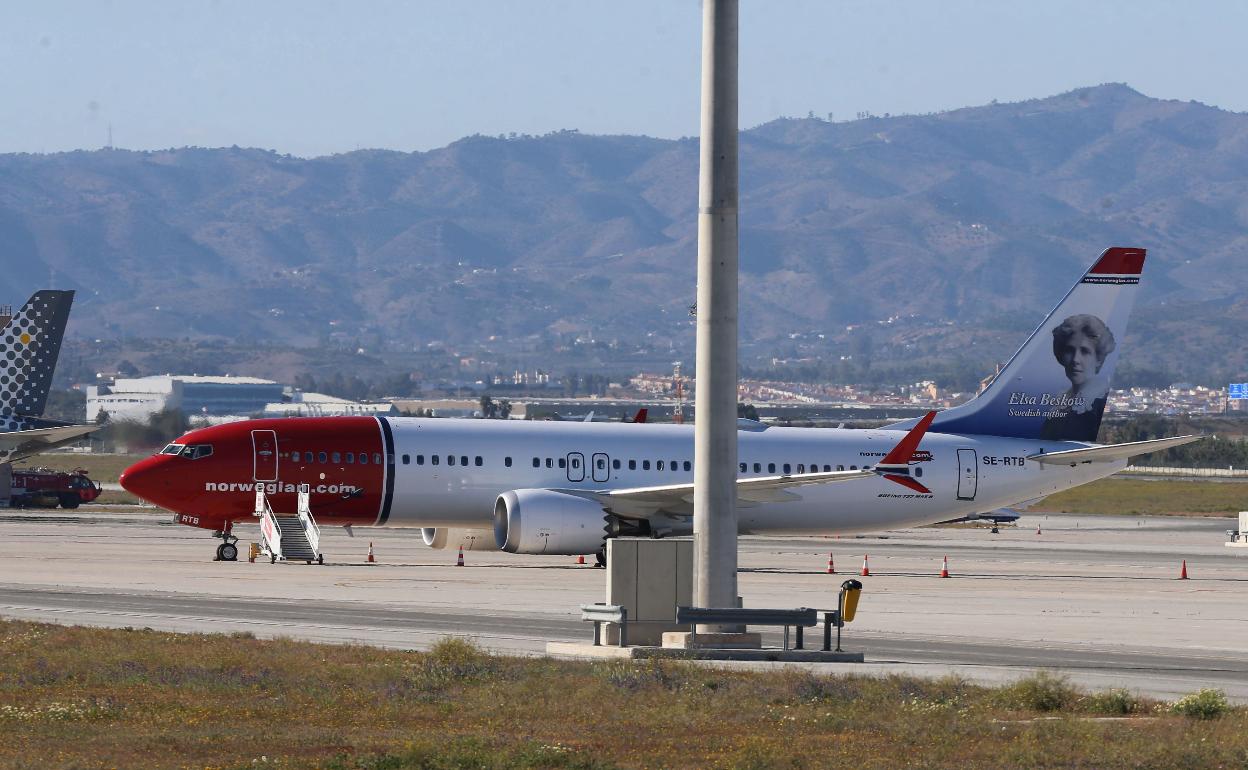 Vista de uno de los aviones de Norwegian, en el aeropuerto de Málaga. 