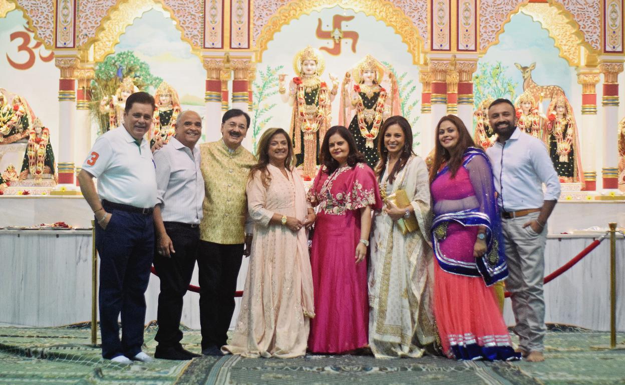 Varios miembros de la comunidad, posando para SUR en el templo de Benalmádena. 