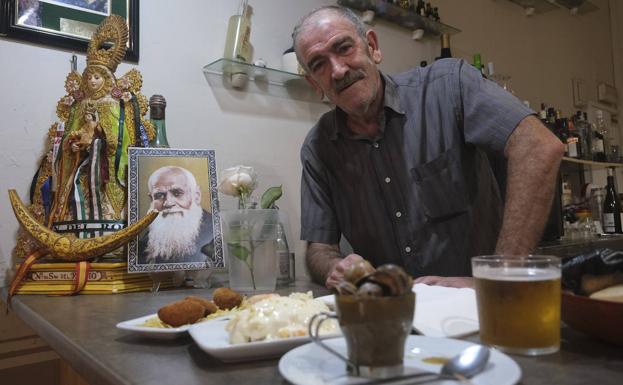 Antonio Medina muestra algunos platos de la carta. 